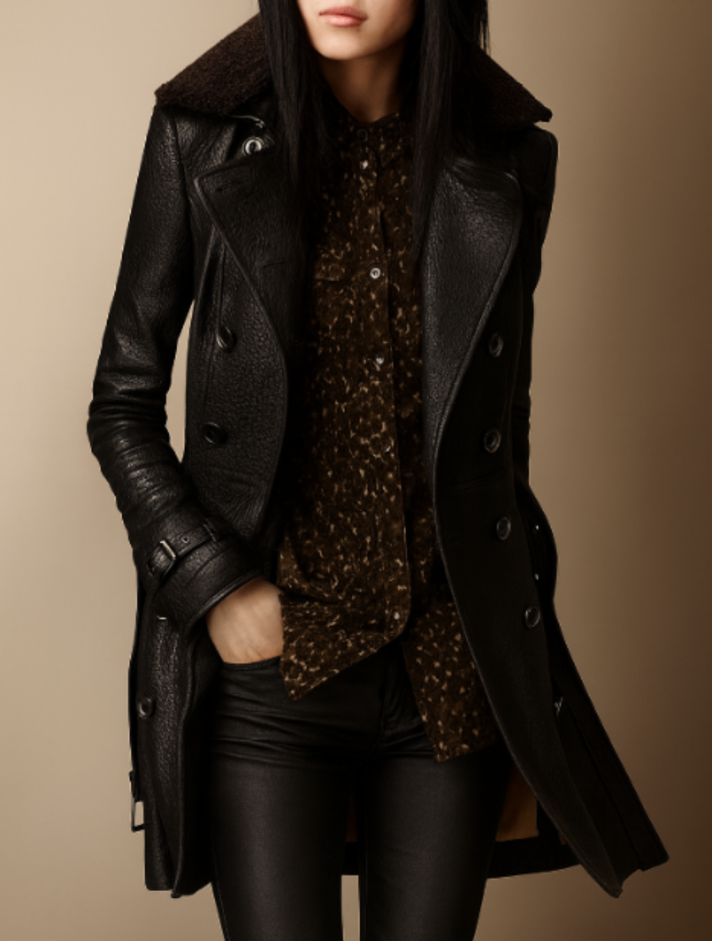 Manteau noir femme avec col large et coupe ajustée Essence de Marseille