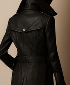 Manteau noir en cuir suspendu près d’une fenêtre à Marseille Essence de Marseille